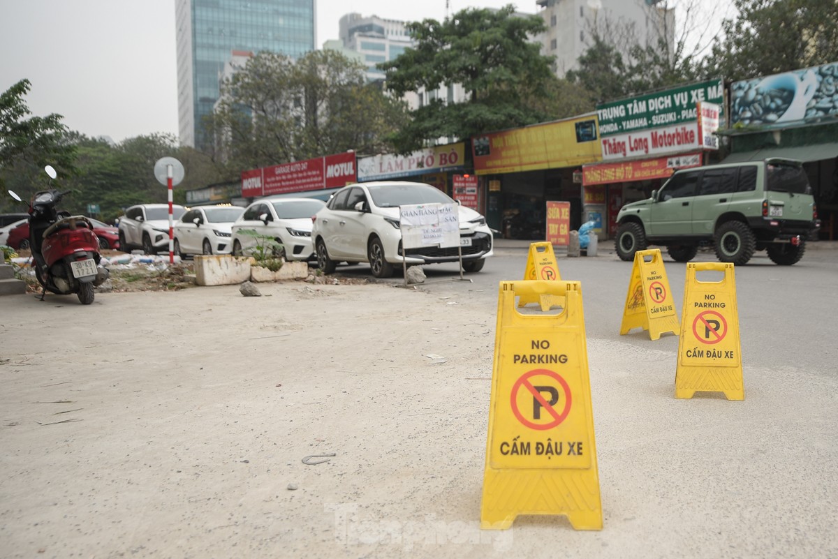 Muôn kiểu rào chắn không cho ôtô đỗ cửa, cấm xe leo vỉa hè ở Hà Nội - Ảnh 3.