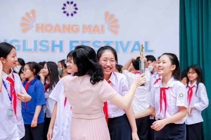 Nữ sinh lớp 7 trường công chinh phục IELTS 8.5 ngay lần thi đầu: Sở hữu loạt thành tích càng nể, mẹ tiết lộ bí quyết đồng hành cùng con - Ảnh 2. Nữ sinh lớp 7 trường công chinh phục IELTS 8.5 ngay lần thi đầu: Sở hữu loạt thành tích càng nể, mẹ tiết lộ bí quyết đồng hành cùng con - Ảnh 2.