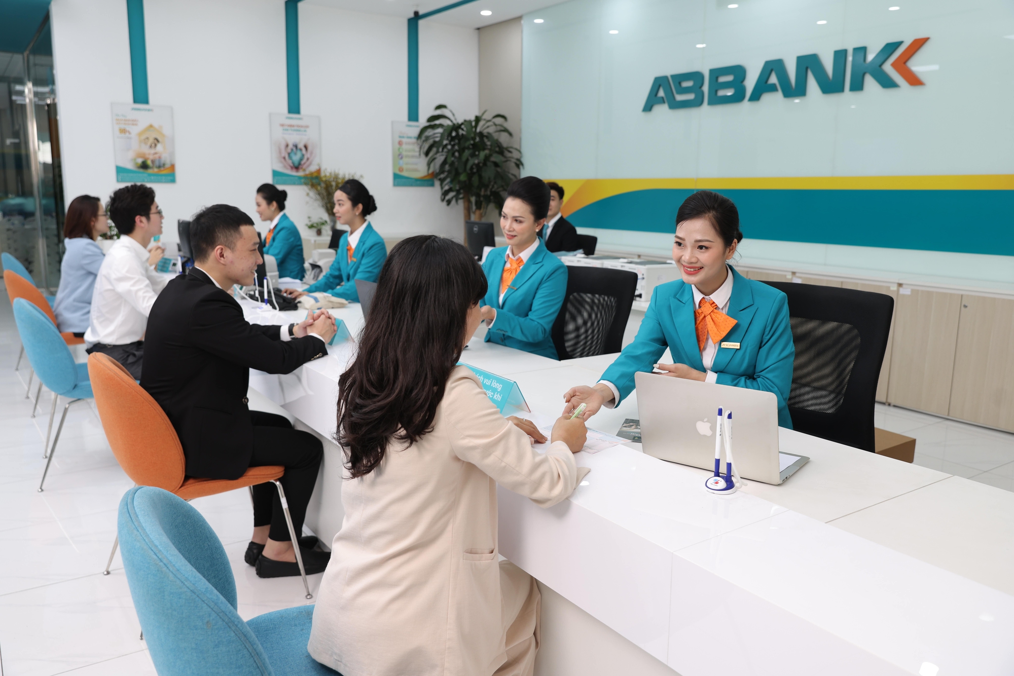 Đại hội cổ đông ABBank năm 2024: Đẩy mạnh Làm mới chiến lược ngân hàng - Ảnh 4.