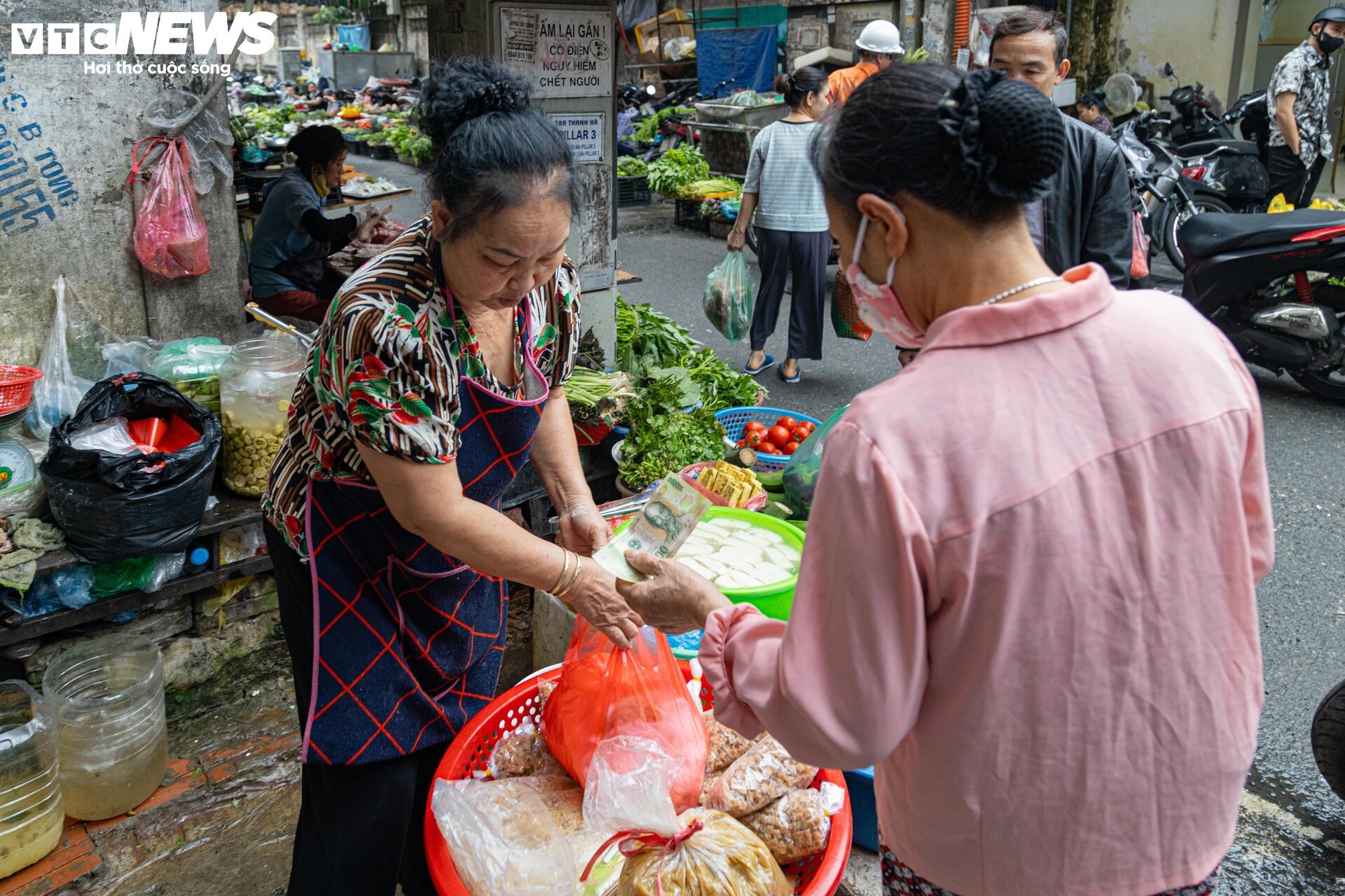 Tiêu thụ cả tạ bột làm bánh trôi, bánh chay nhân dịp Tết Hàn thực - Ảnh 4.