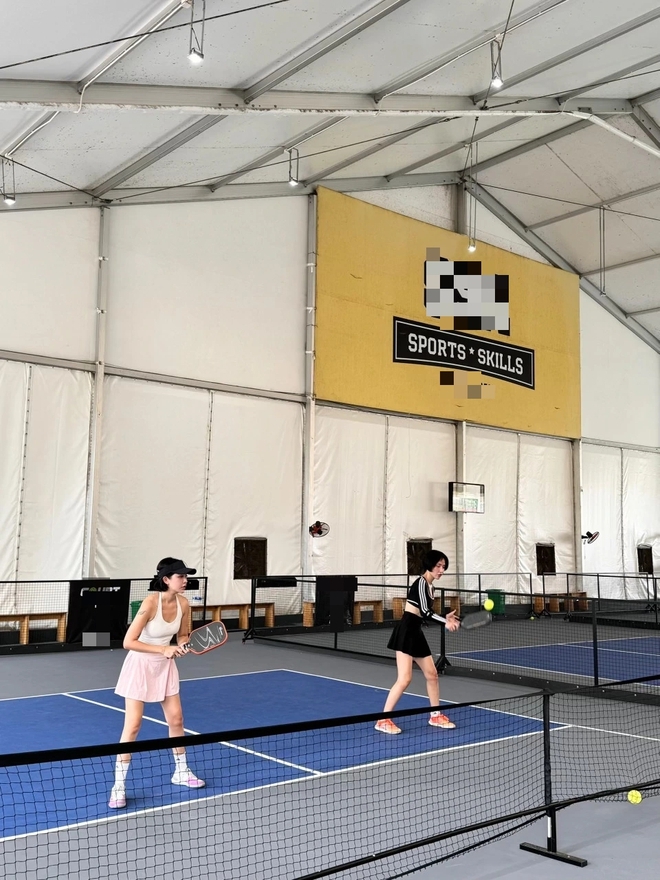 Hội "phú bà" lập "biệt đội" chơi Pickleball tưng bừng từ Bắc chí Nam, có cả nàng dâu tỷ phú trốn con lao ra sân nhập hội - Ảnh 3. Hội "phú bà" lập "biệt đội" chơi Pickleball tưng bừng từ Bắc chí Nam, có cả nàng dâu tỷ phú trốn con lao ra sân nhập hội - Ảnh 3.