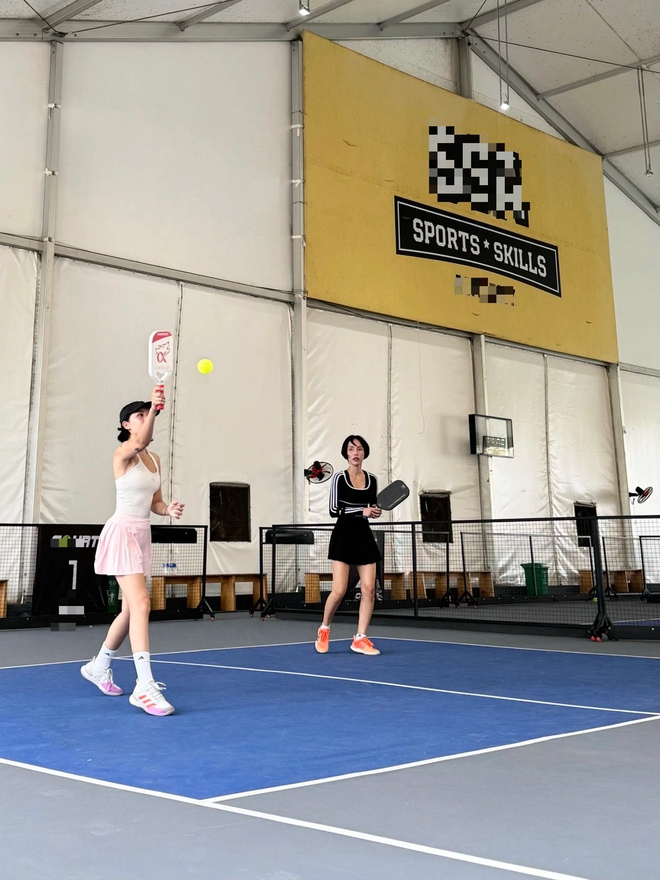 Hội "phú bà" lập "biệt đội" chơi Pickleball tưng bừng từ Bắc chí Nam, có cả nàng dâu tỷ phú trốn con lao ra sân nhập hội - Ảnh 2. Hội "phú bà" lập "biệt đội" chơi Pickleball tưng bừng từ Bắc chí Nam, có cả nàng dâu tỷ phú trốn con lao ra sân nhập hội - Ảnh 2.