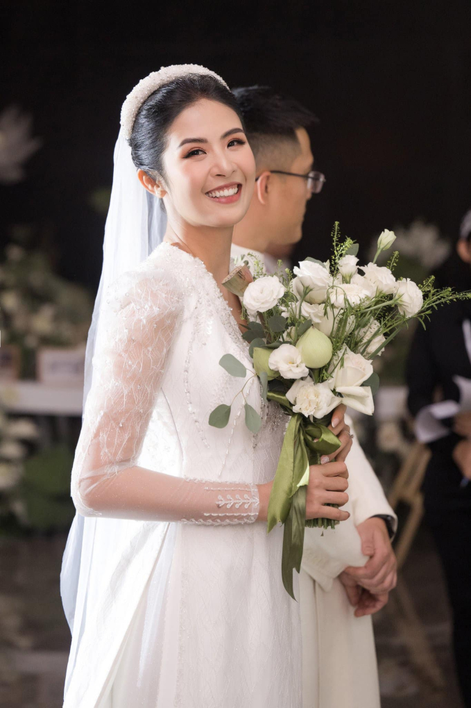 Hé lộ ảnh hiếm trong lễ dạm ngõ kín đáo của Hoa hậu Vbiz, 3 năm sau mới tổ chức đám cưới vì lý do này - Ảnh 4. Hé lộ ảnh hiếm trong lễ dạm ngõ kín đáo của Hoa hậu Vbiz, 3 năm sau mới tổ chức đám cưới vì lý do này - Ảnh 4.