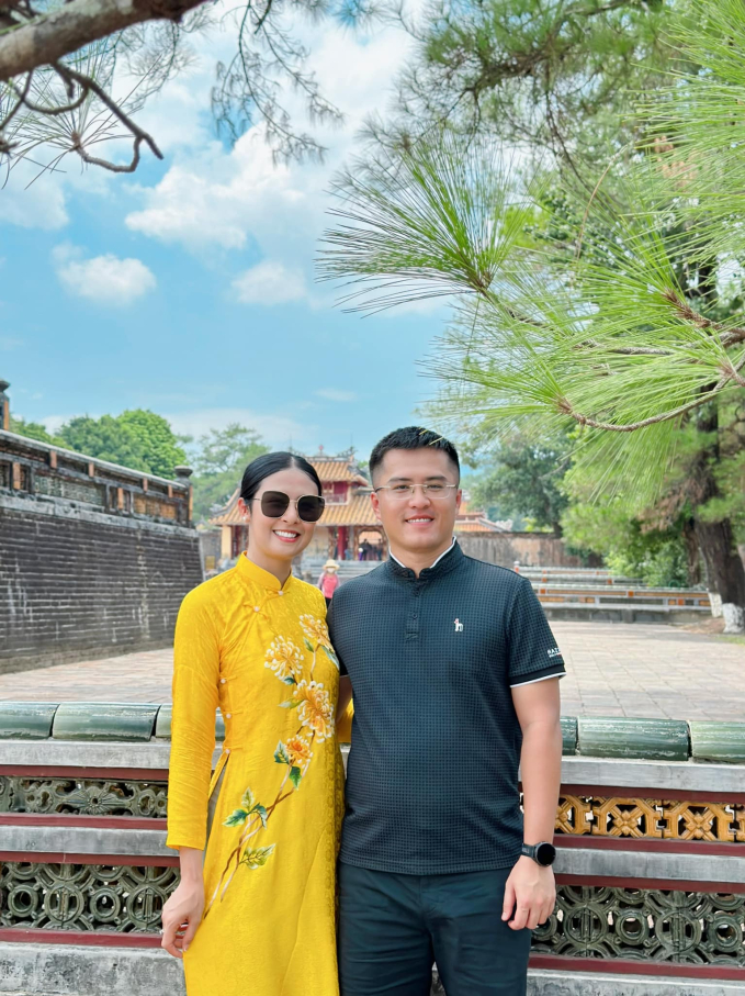 Hé lộ ảnh hiếm trong lễ dạm ngõ kín đáo của Hoa hậu Vbiz, 3 năm sau mới tổ chức đám cưới vì lý do này - Ảnh 9. Hé lộ ảnh hiếm trong lễ dạm ngõ kín đáo của Hoa hậu Vbiz, 3 năm sau mới tổ chức đám cưới vì lý do này - Ảnh 9.