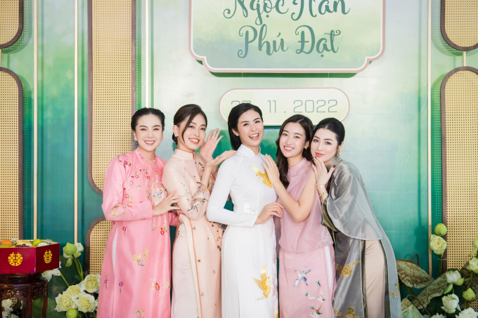 Hé lộ ảnh hiếm trong lễ dạm ngõ kín đáo của Hoa hậu Vbiz, 3 năm sau mới tổ chức đám cưới vì lý do này - Ảnh 6. Hé lộ ảnh hiếm trong lễ dạm ngõ kín đáo của Hoa hậu Vbiz, 3 năm sau mới tổ chức đám cưới vì lý do này - Ảnh 6.