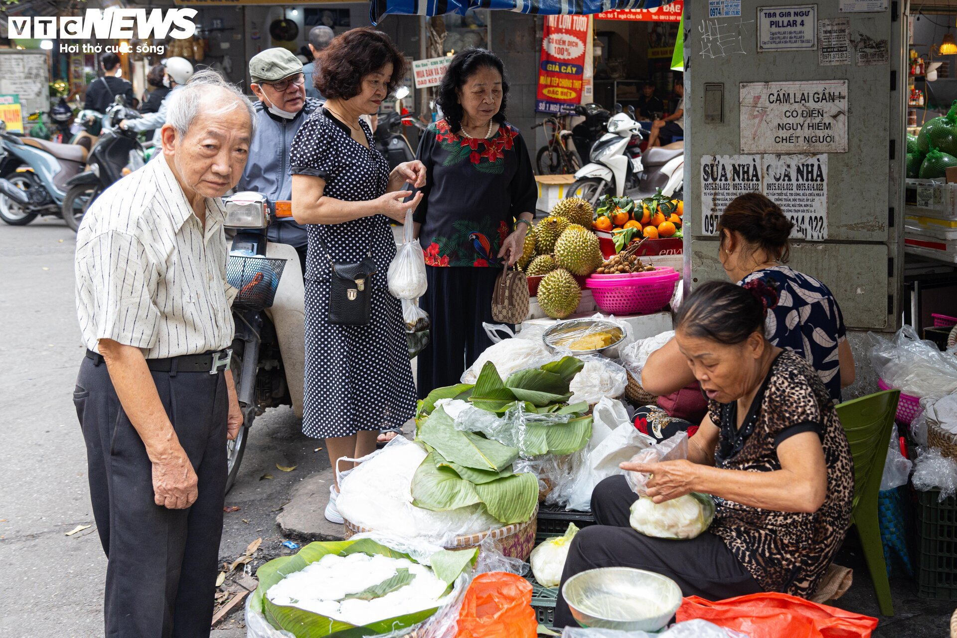 Người Hà Nội xếp hàng gần 2 tiếng chờ mua bánh trôi, bánh chay ngày Tết Hàn thực - Ảnh 16.