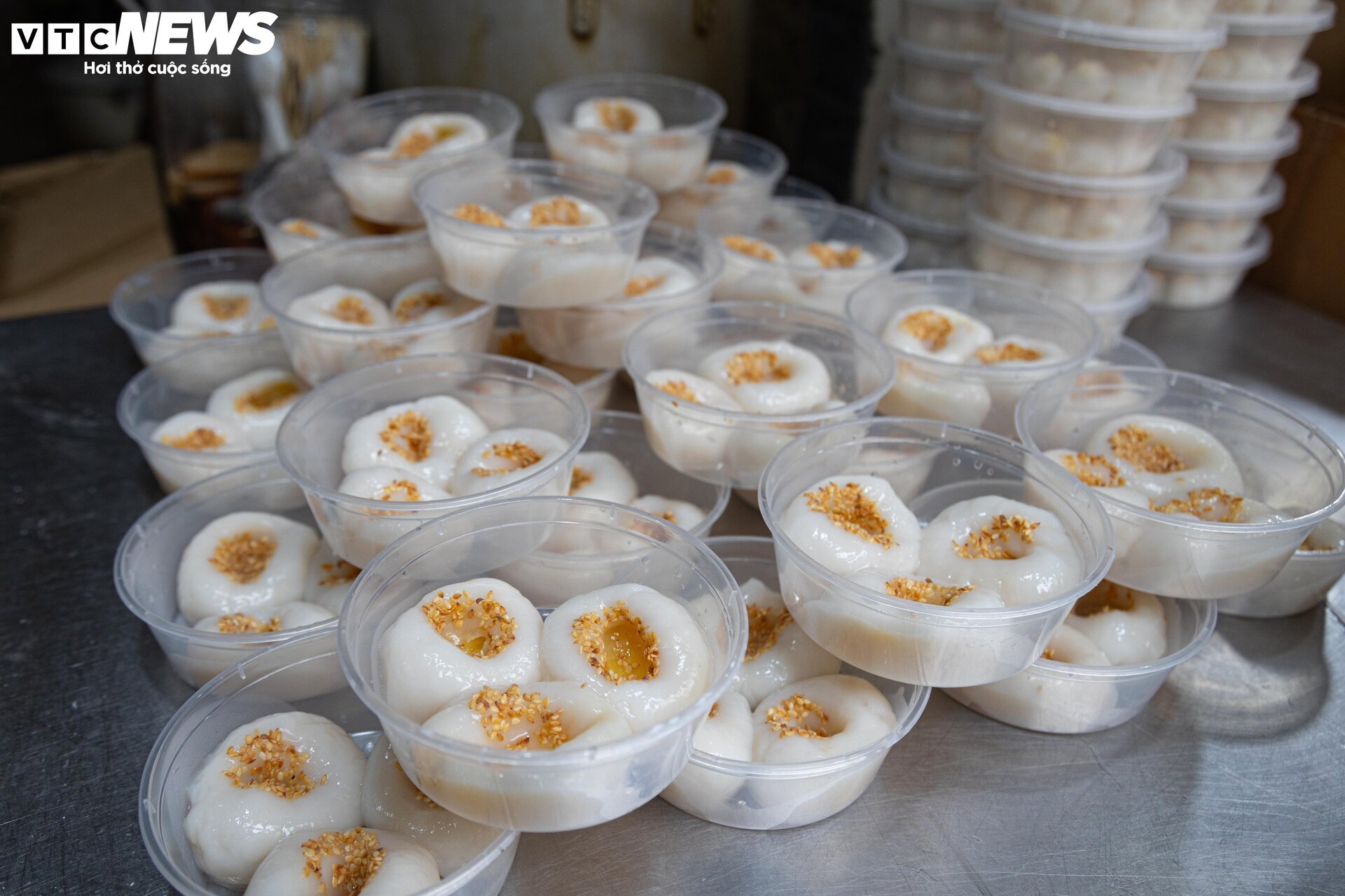 Người Hà Nội xếp hàng gần 2 tiếng chờ mua bánh trôi, bánh chay ngày Tết Hàn thực - Ảnh 12.