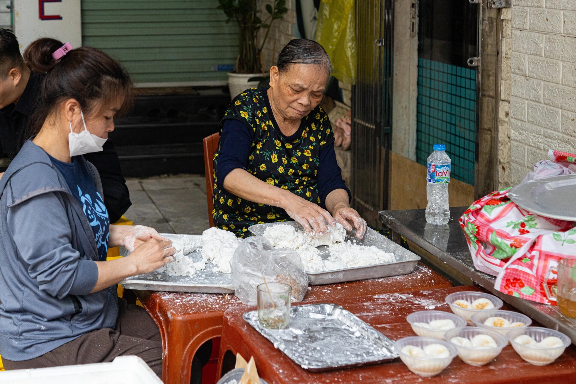 Người Hà Nội xếp hàng gần 2 tiếng chờ mua bánh trôi, bánh chay ngày Tết Hàn thực - Ảnh 8.