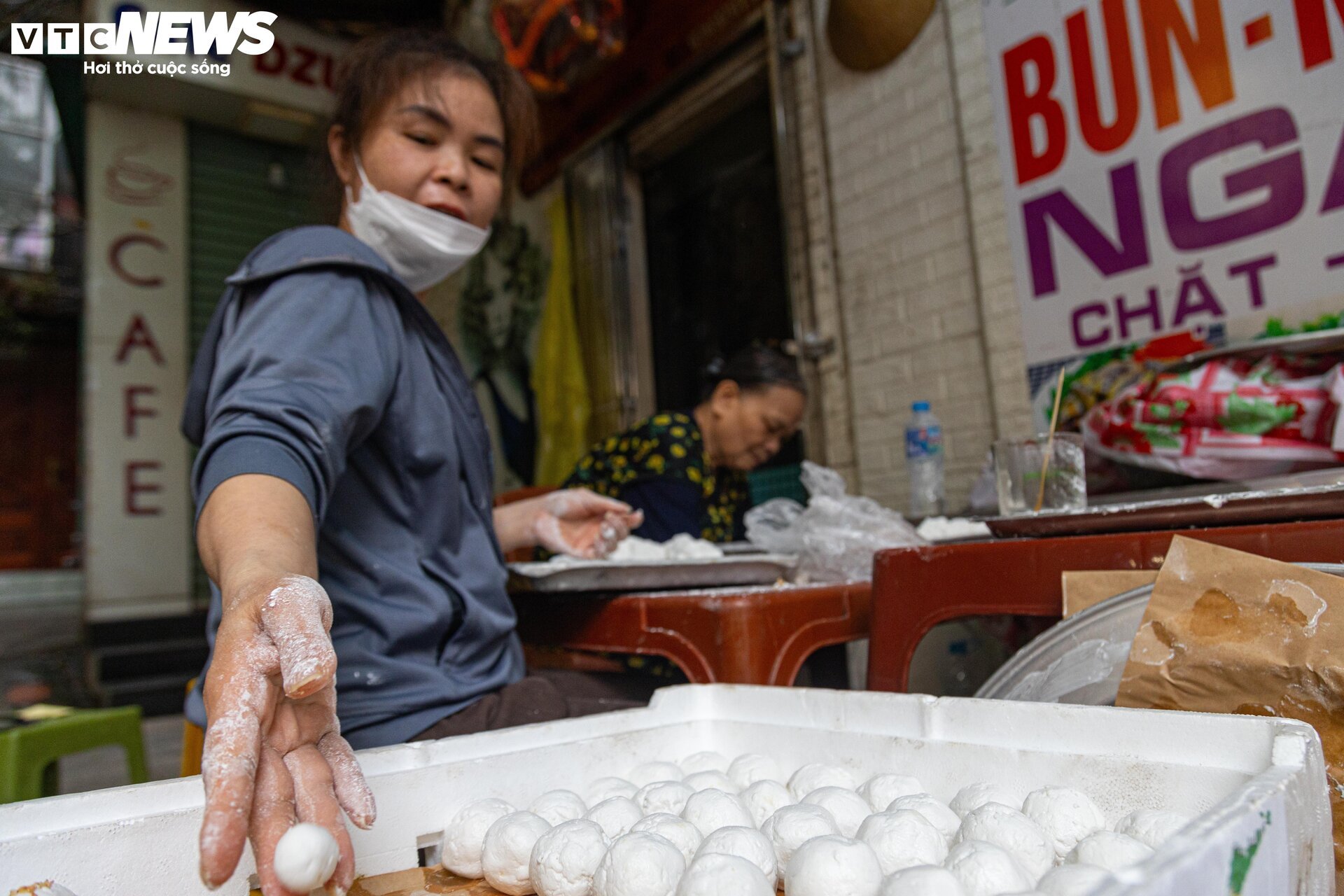 Người Hà Nội xếp hàng gần 2 tiếng chờ mua bánh trôi, bánh chay ngày Tết Hàn thực - Ảnh 10.