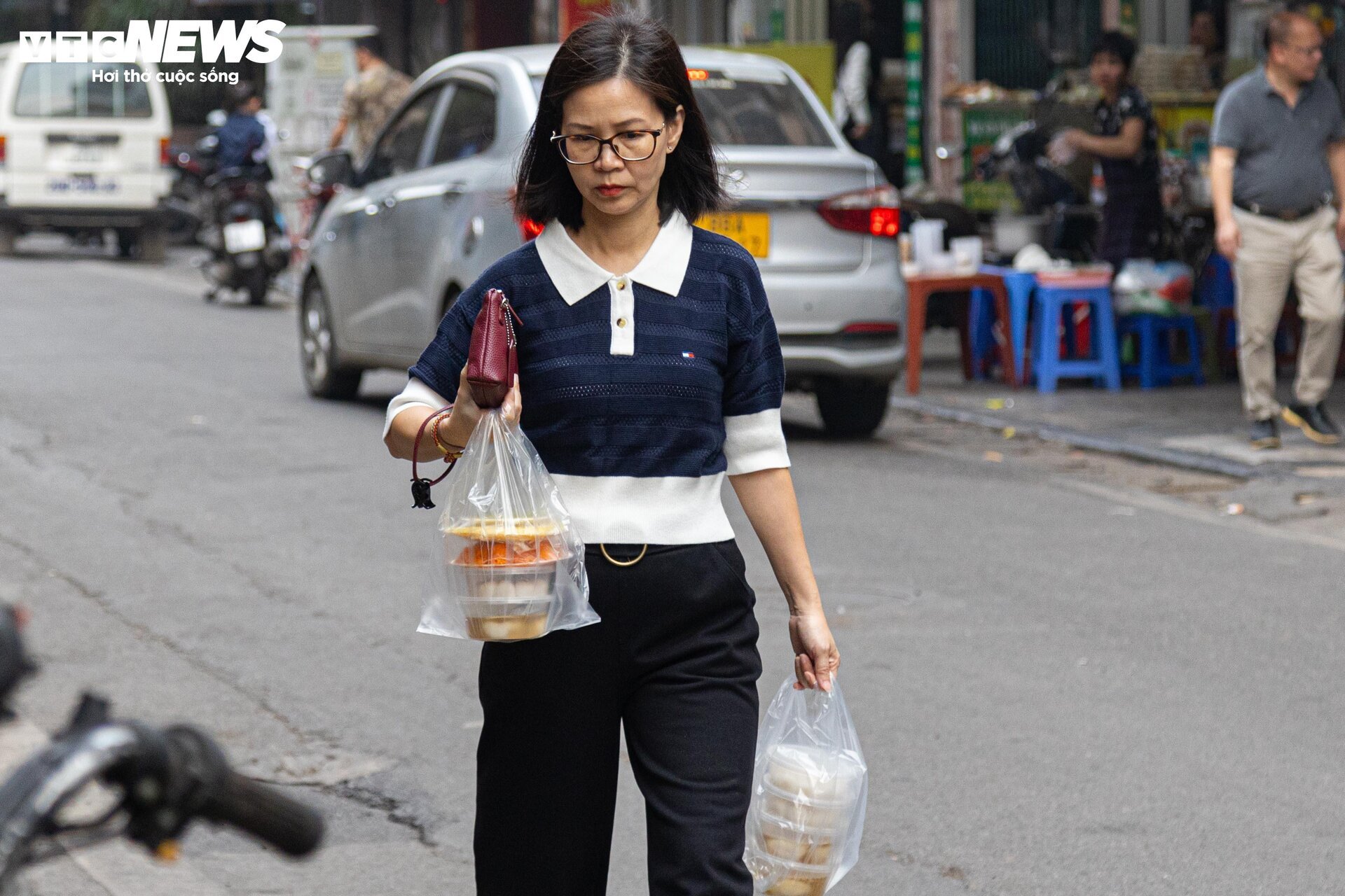 Người Hà Nội xếp hàng gần 2 tiếng chờ mua bánh trôi, bánh chay ngày Tết Hàn thực - Ảnh 14.