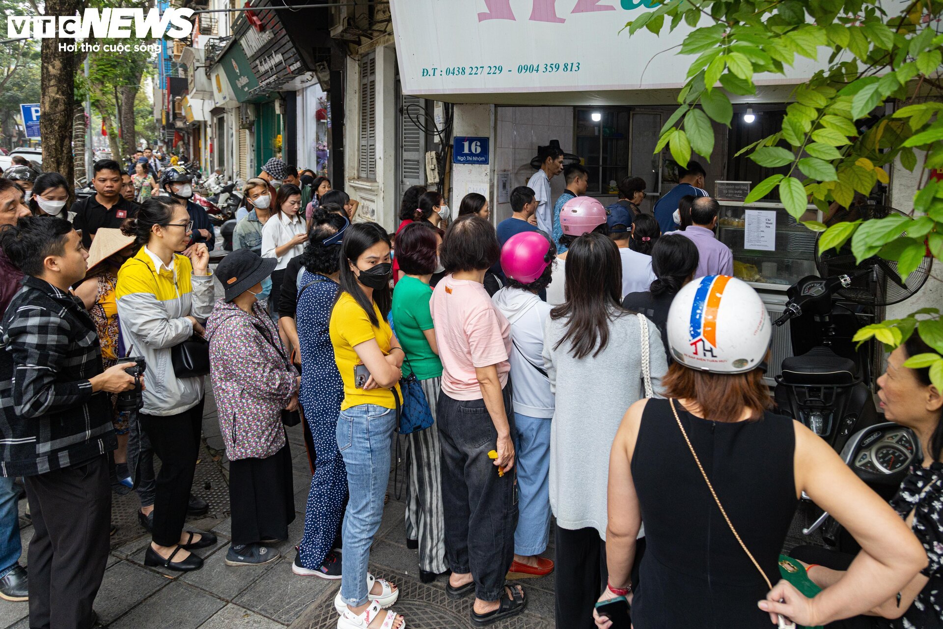 Người Hà Nội xếp hàng gần 2 tiếng chờ mua bánh trôi, bánh chay ngày Tết Hàn thực - Ảnh 1.