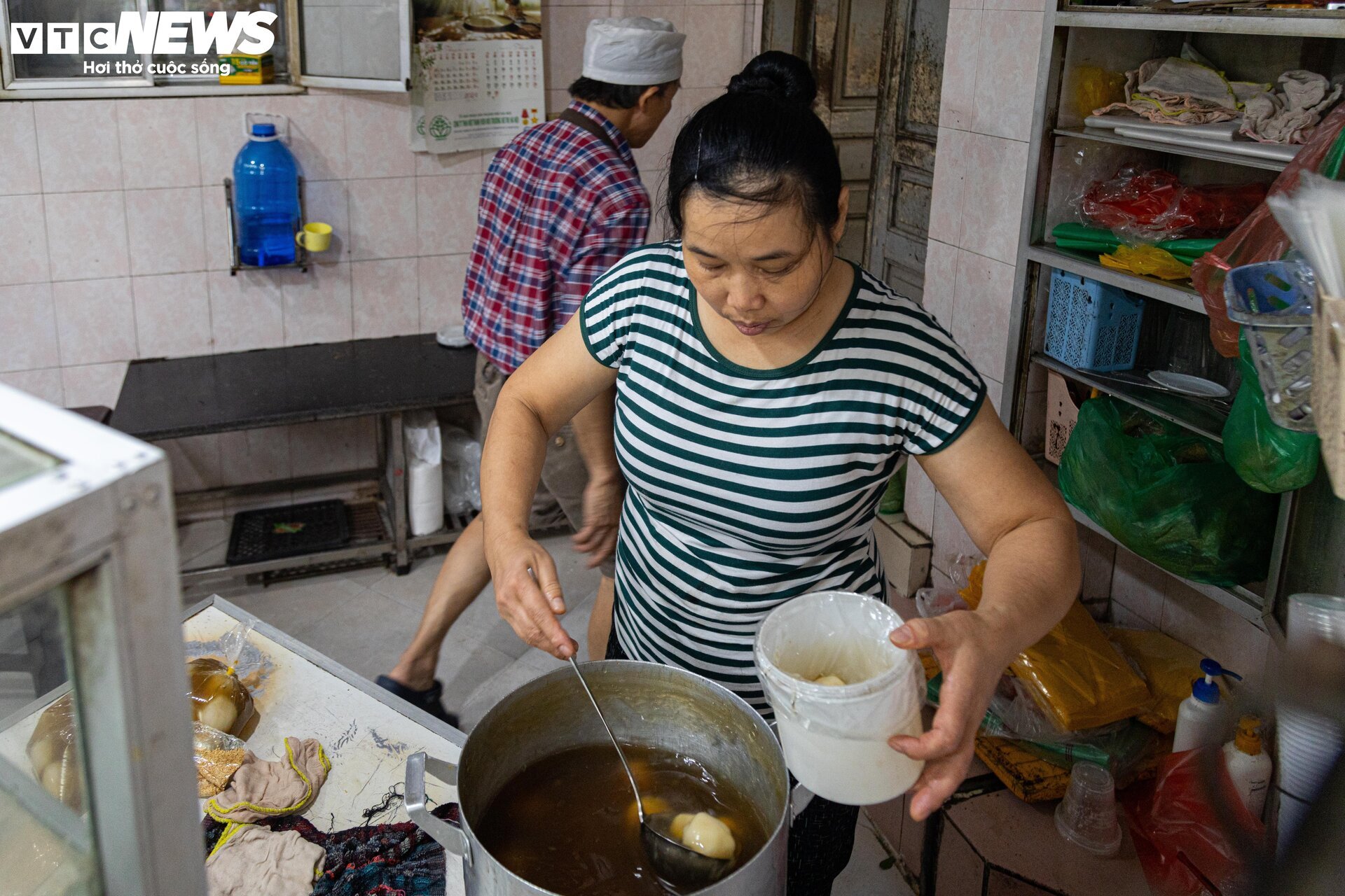 Người Hà Nội xếp hàng gần 2 tiếng chờ mua bánh trôi, bánh chay ngày Tết Hàn thực - Ảnh 3.