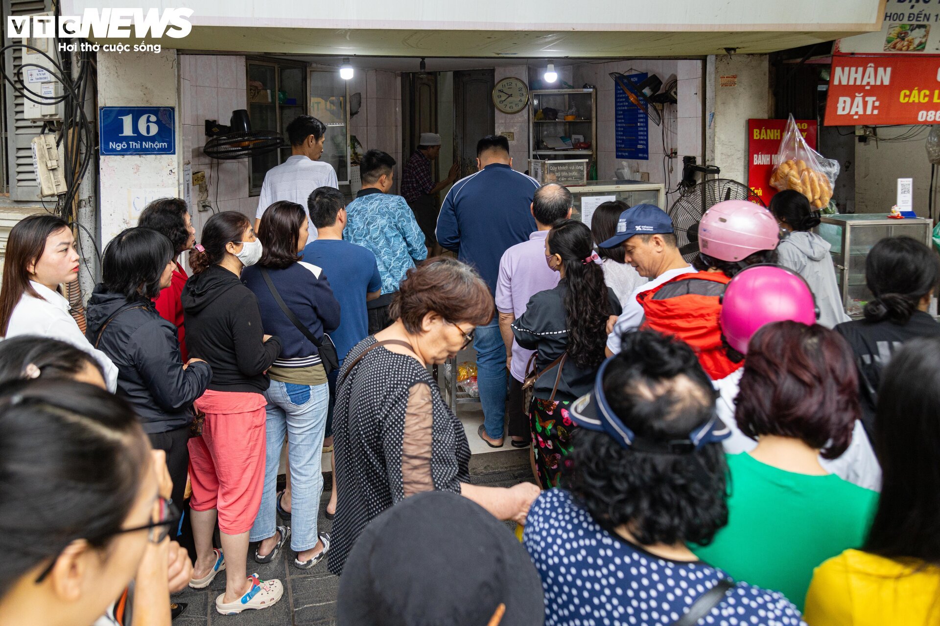Người Hà Nội xếp hàng gần 2 tiếng chờ mua bánh trôi, bánh chay ngày Tết Hàn thực - Ảnh 2.
