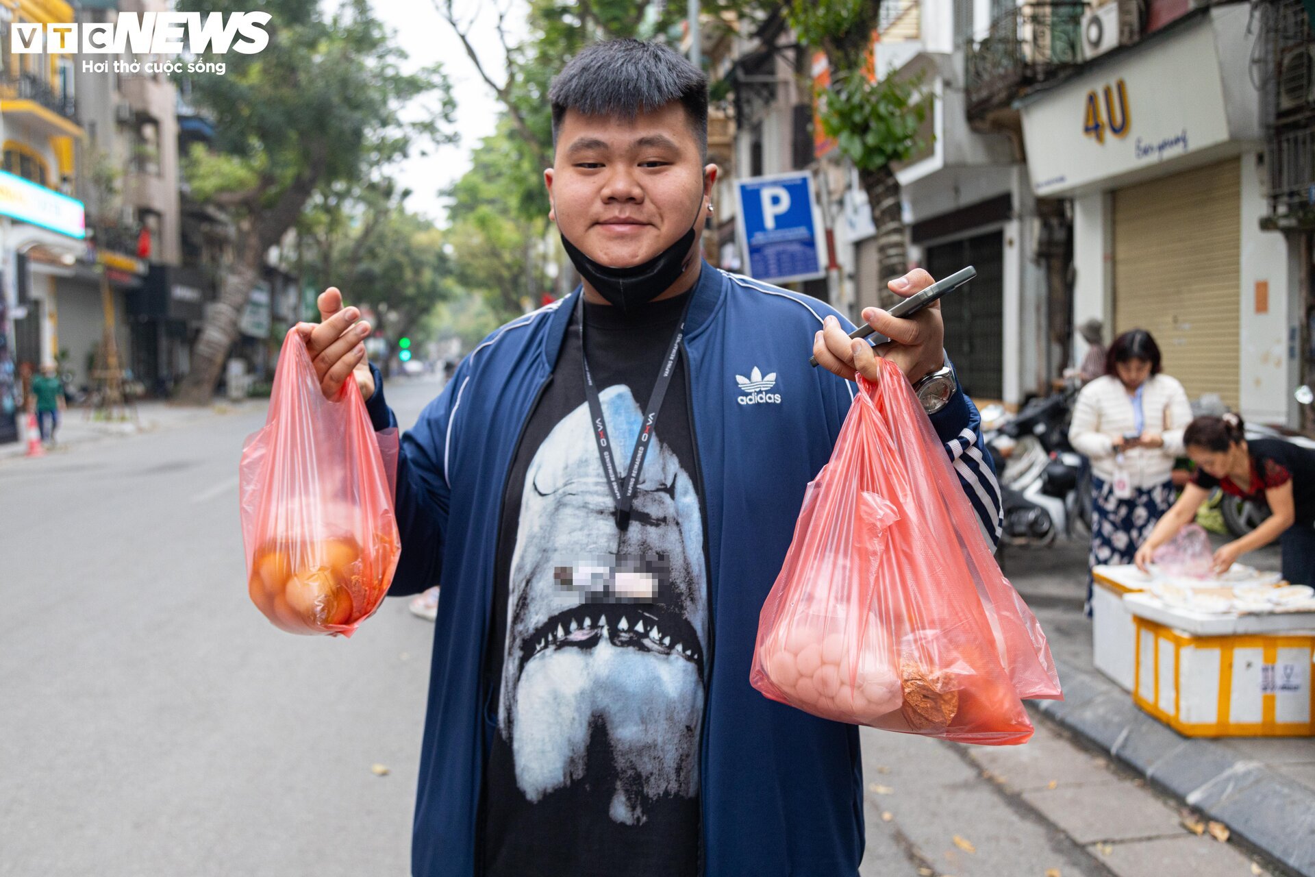 Người Hà Nội xếp hàng gần 2 tiếng chờ mua bánh trôi, bánh chay ngày Tết Hàn thực - Ảnh 5.