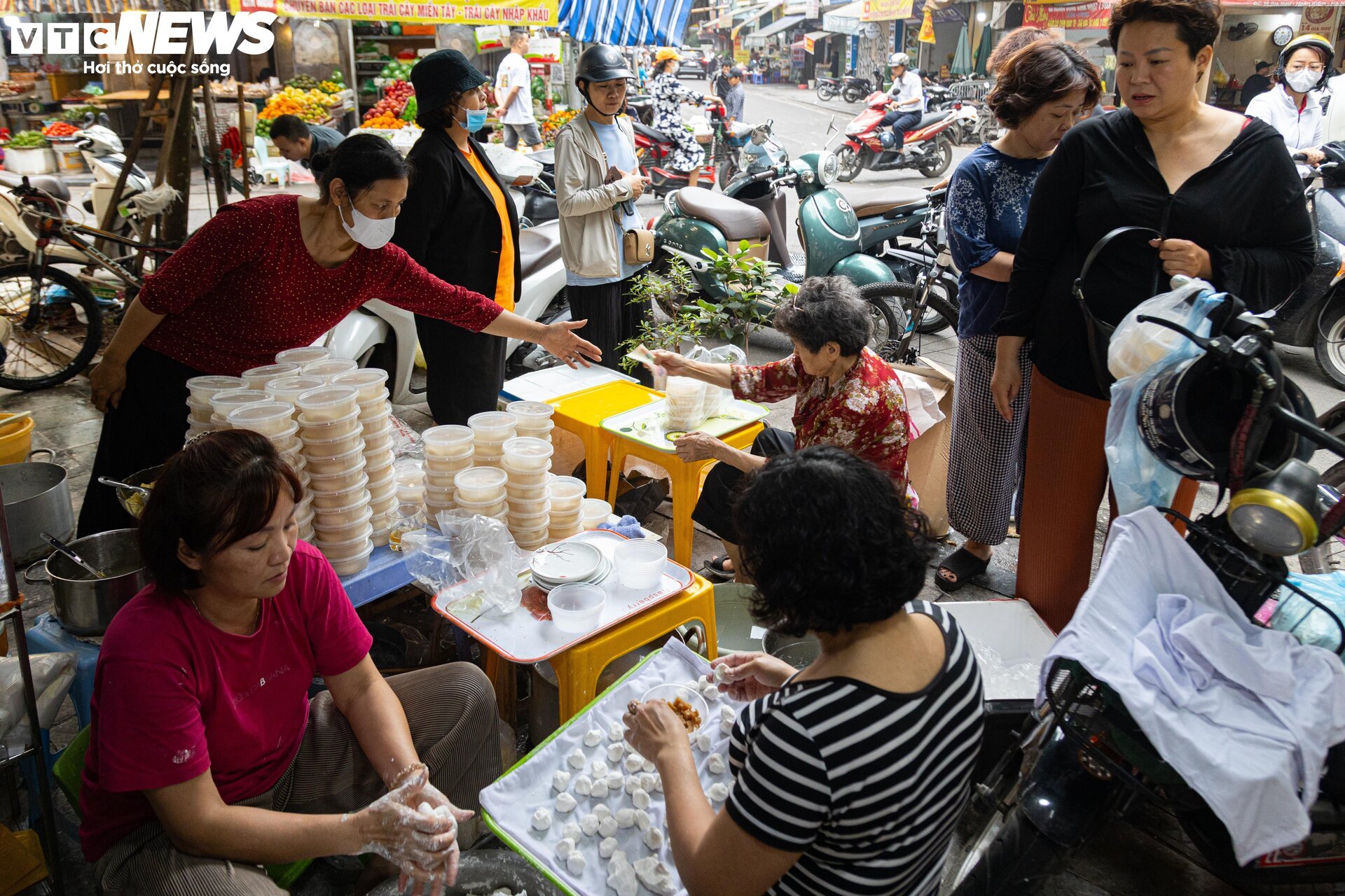 Người Hà Nội xếp hàng gần 2 tiếng chờ mua bánh trôi, bánh chay ngày Tết Hàn thực - Ảnh 7.