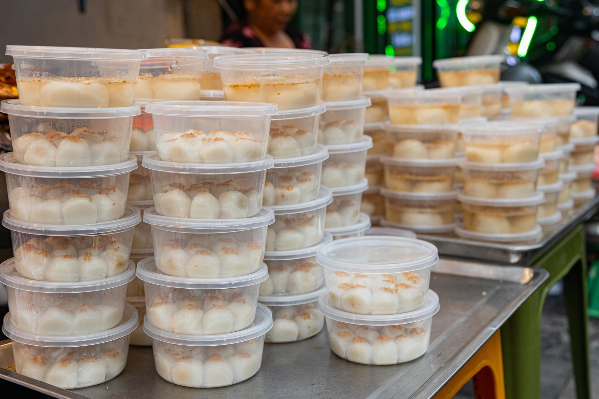 Người Hà Nội xếp hàng gần 2 tiếng chờ mua bánh trôi, bánh chay ngày Tết Hàn thực - Ảnh 11.