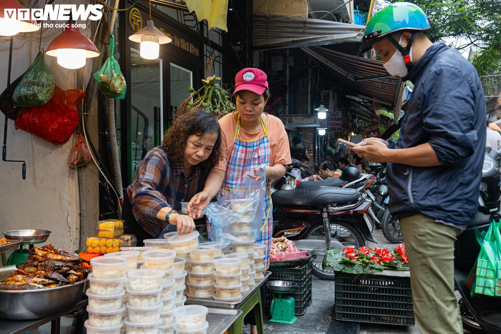 Người Hà Nội xếp hàng gần 2 tiếng chờ mua bánh trôi, bánh chay ngày Tết Hàn thực - Ảnh 13.