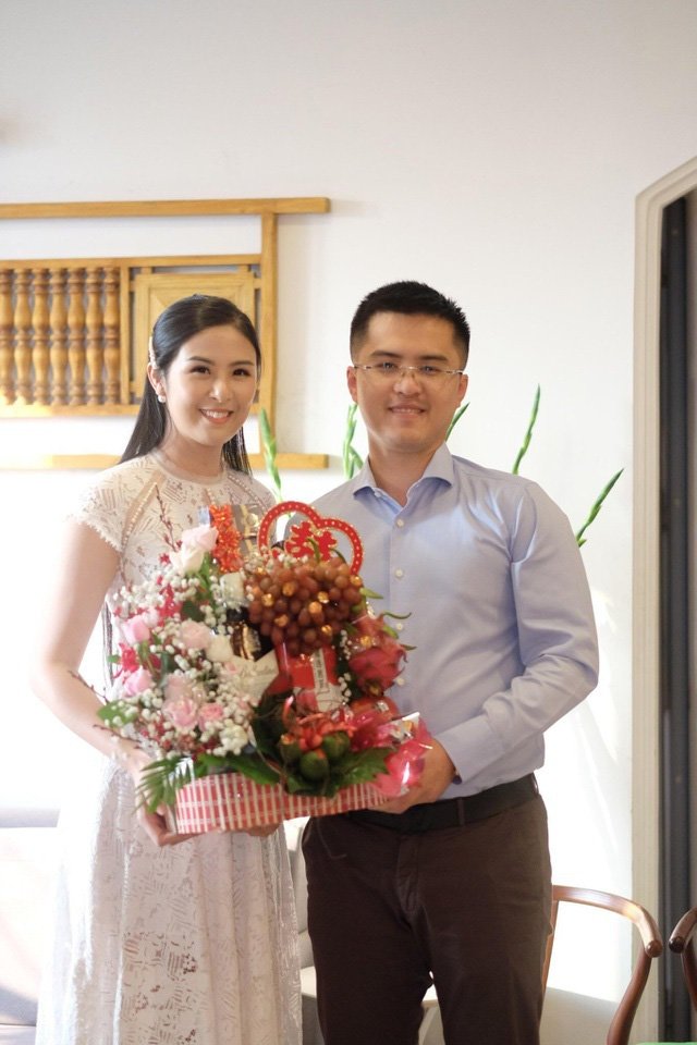 Hé lộ ảnh hiếm trong lễ dạm ngõ kín đáo của Hoa hậu Vbiz, 3 năm sau mới tổ chức đám cưới vì lý do này - Ảnh 1. Hé lộ ảnh hiếm trong lễ dạm ngõ kín đáo của Hoa hậu Vbiz, 3 năm sau mới tổ chức đám cưới vì lý do này - Ảnh 1.