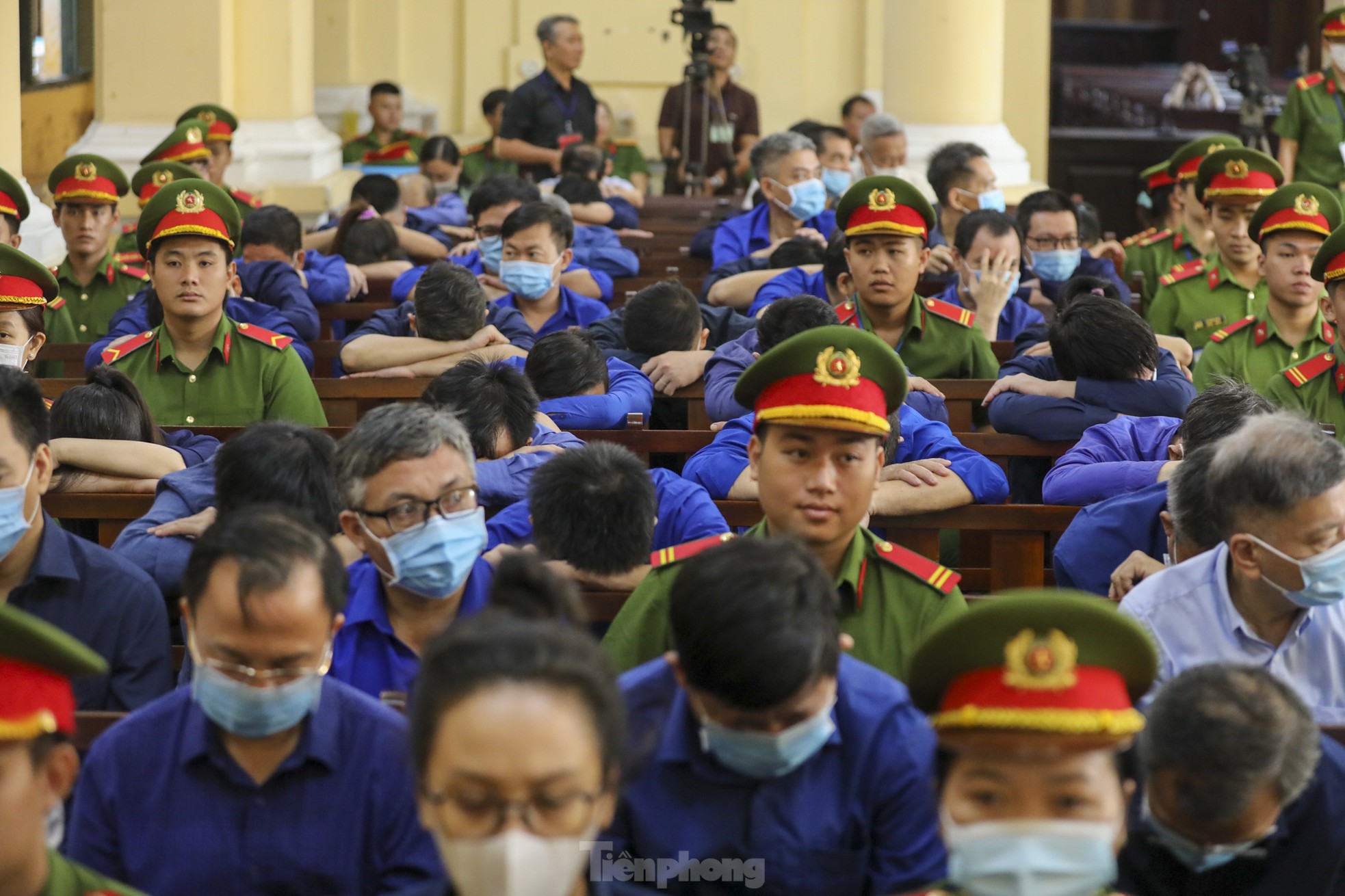 Hình ảnh bà Trương Mỹ Lan cùng các bị cáo trước giờ tuyên án - Ảnh 10.