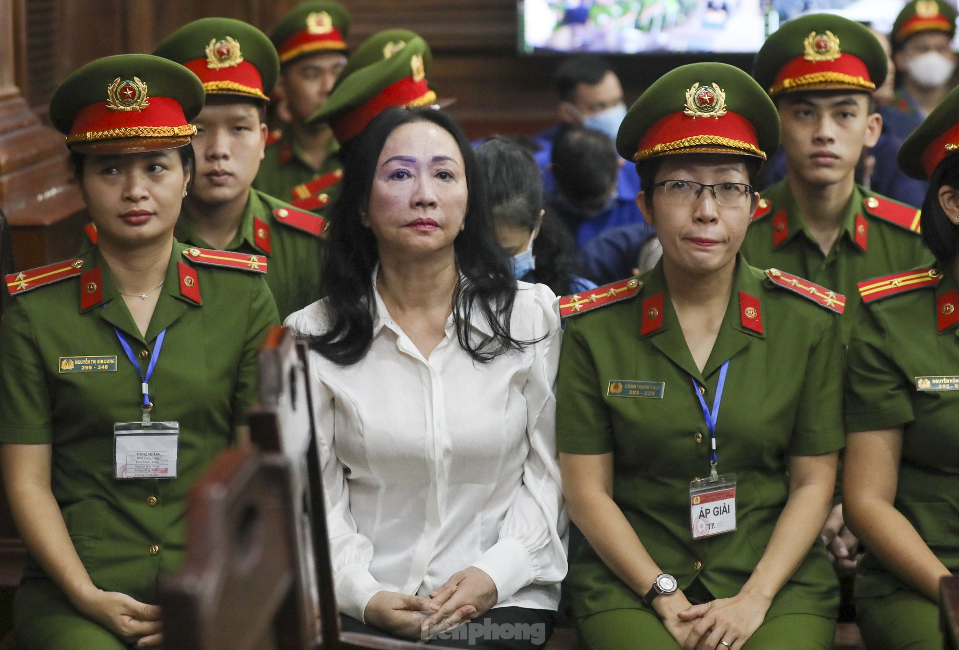Hình ảnh bà Trương Mỹ Lan cùng các bị cáo trước giờ tuyên án - Ảnh 1.