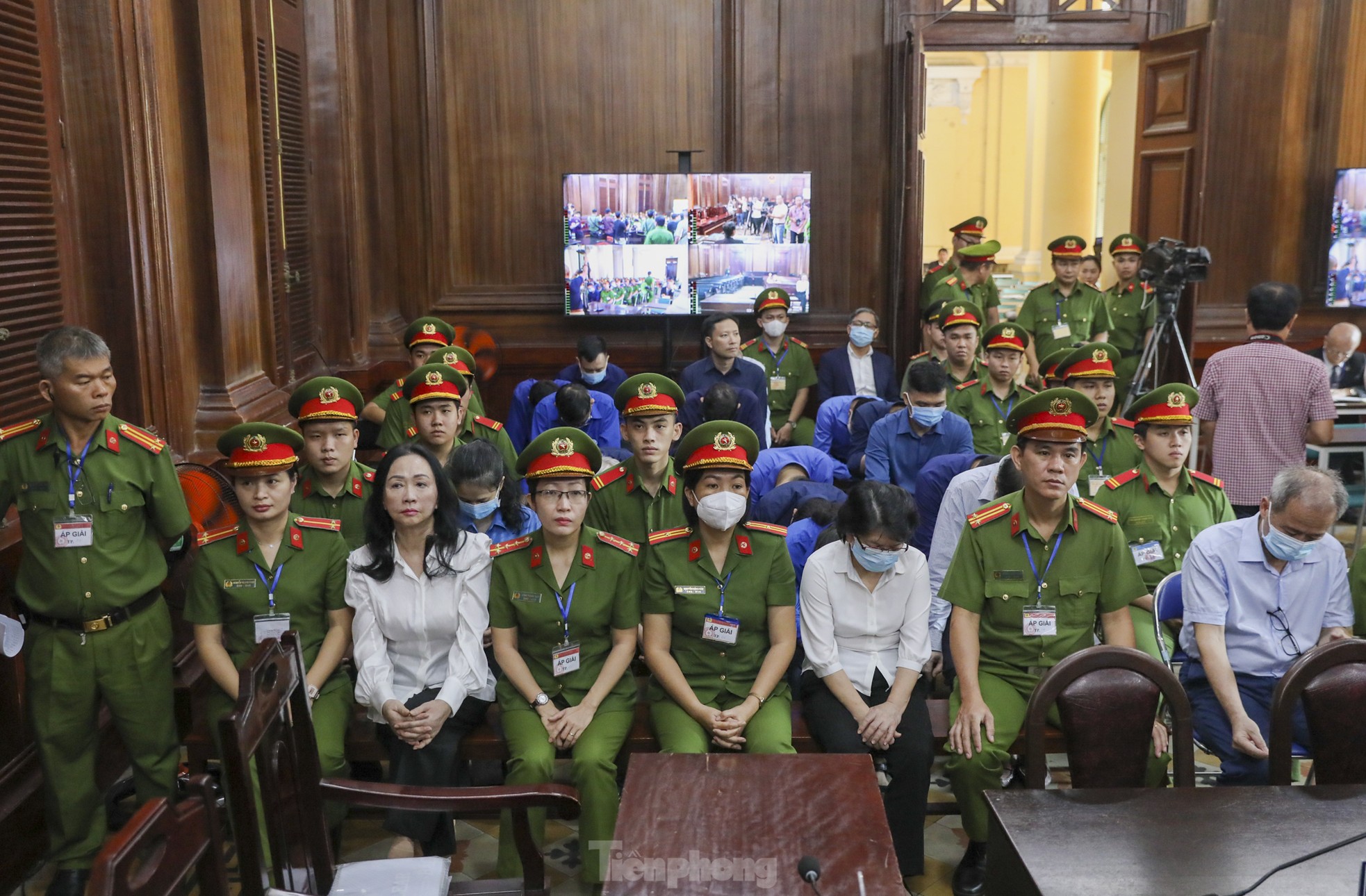 Hình ảnh bà Trương Mỹ Lan cùng các bị cáo trước giờ tuyên án - Ảnh 7.