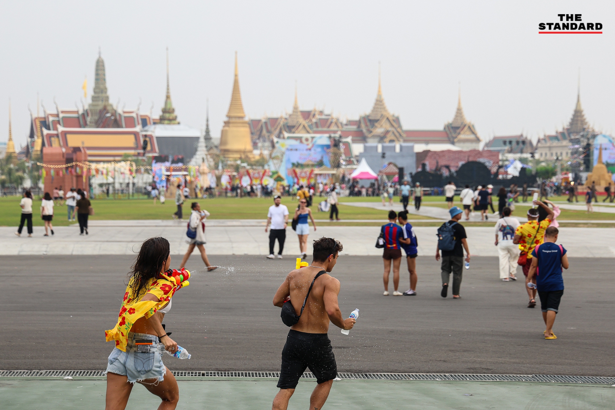 Lễ hội Songkran 2024: Dòng người ùn ùn đổ ra đường, Thái Lan chính thức khởi động "7 ngày nguy hiểm"- Ảnh 6.