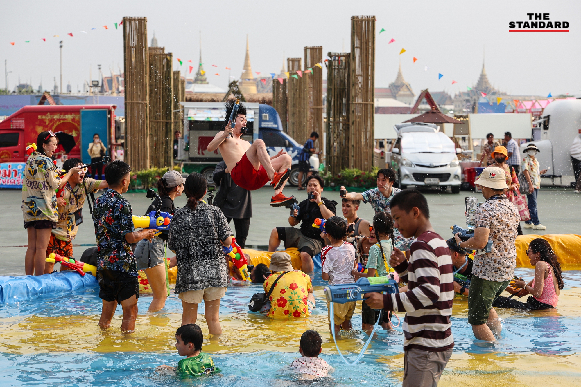 Lễ hội Songkran 2024: Dòng người ùn ùn đổ ra đường, Thái Lan chính thức khởi động "7 ngày nguy hiểm"- Ảnh 2.