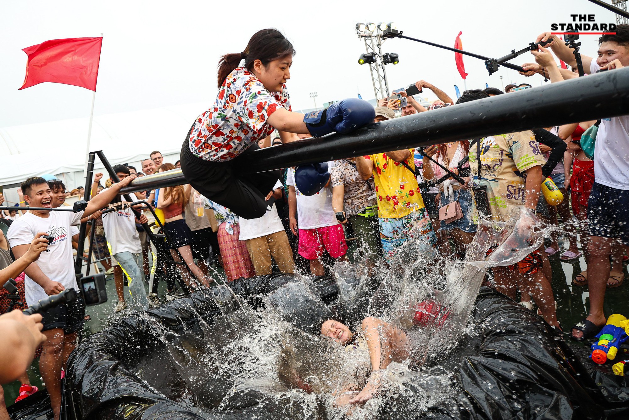 Lễ hội Songkran 2024: Dòng người ùn ùn đổ ra đường, Thái Lan chính thức khởi động "7 ngày nguy hiểm"- Ảnh 11.