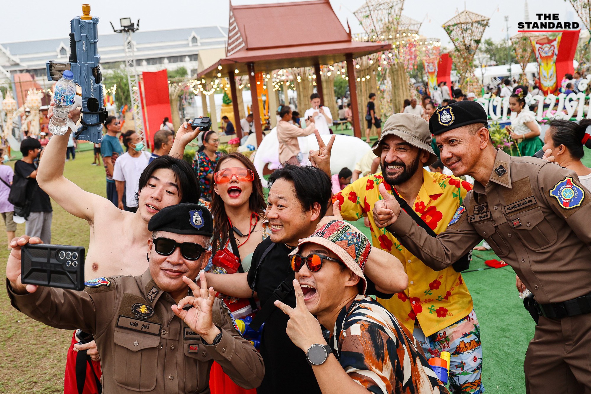 Lễ hội Songkran 2024: Dòng người ùn ùn đổ ra đường, Thái Lan chính thức khởi động "7 ngày nguy hiểm"- Ảnh 5.