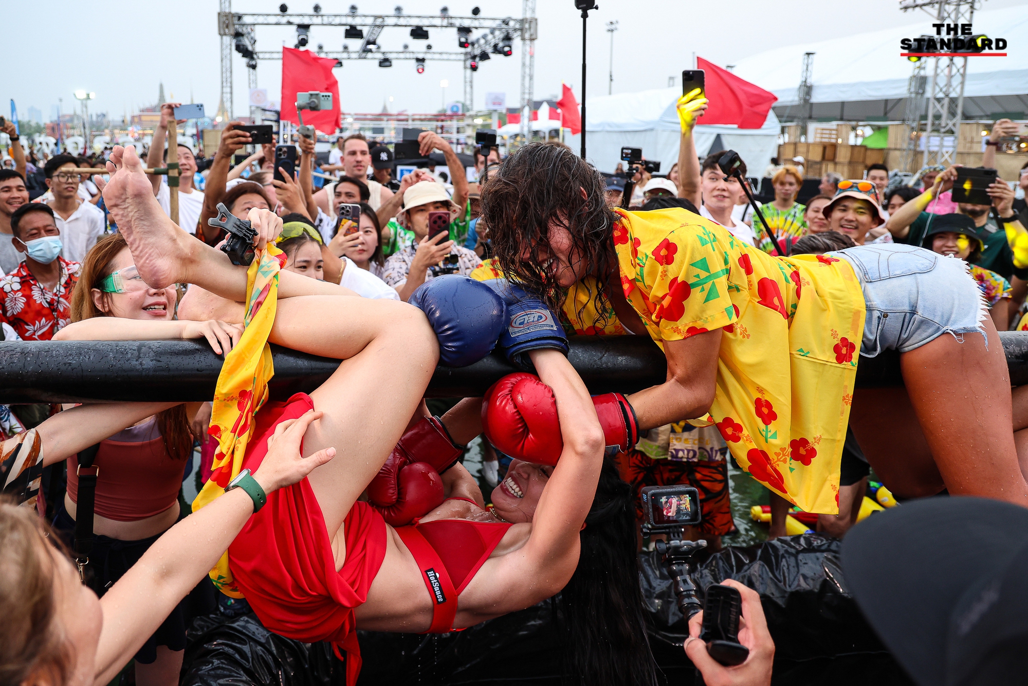 Lễ hội Songkran 2024: Dòng người ùn ùn đổ ra đường, Thái Lan chính thức khởi động "7 ngày nguy hiểm"- Ảnh 10.