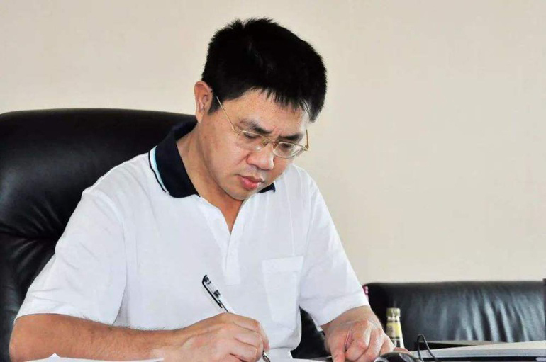 Được dân làng góp tiền cho đi học, sau thành tỷ phú xây liền 138 biệt thự, tặng miễn phí cho mỗi nhà: Nhưng giờ không dám về quê sau 1 sự việc - Ảnh 3. Được dân làng góp tiền cho đi học, sau thành tỷ phú xây liền 138 biệt thự, tặng miễn phí cho mỗi nhà: Nhưng giờ không dám về quê sau 1 sự việc - Ảnh 3.