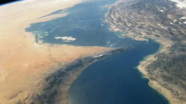 Căng thẳng bùng nổ tại eo biển Hormuz: Tàu chở hàng bị bắt giữ tại yết hầu hàng hải toàn cầu, ngành vận tải biển khó khăn chồng khó khăn - Ảnh 1. Căng thẳng bùng nổ tại eo biển Hormuz: Tàu chở hàng bị bắt giữ tại yết hầu hàng hải toàn cầu, ngành vận tải biển khó khăn chồng khó khăn - Ảnh 1.