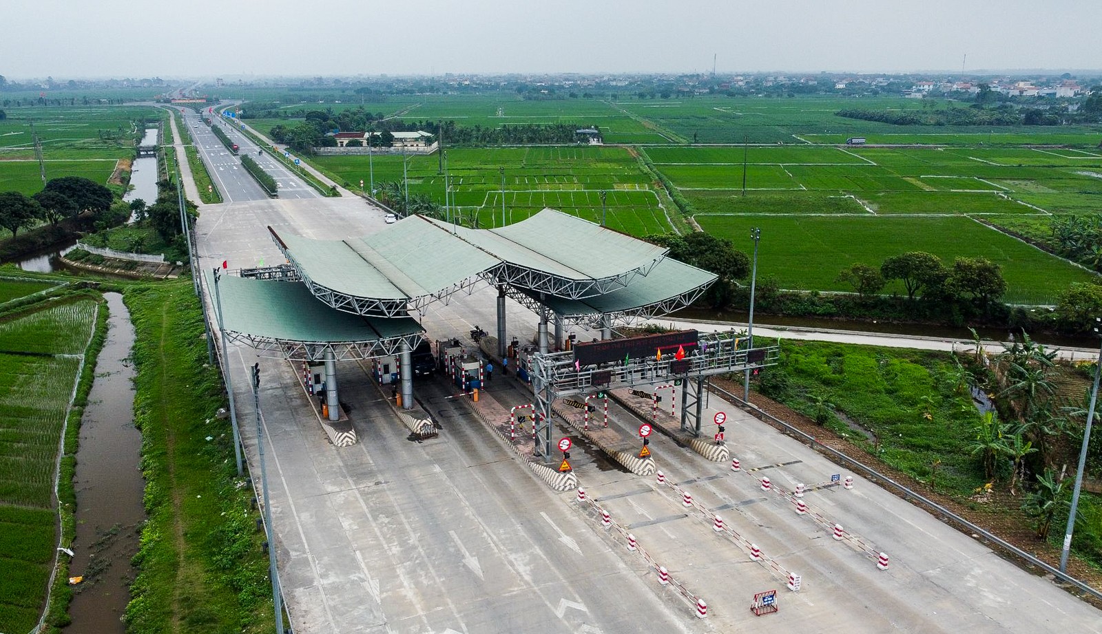 Chìm trong thua lỗ kéo dài, BOT cầu Thái Hà không đủ nguồn lực tài chính để triển khai lắp hệ thống thu phí ETC - Ảnh 1.