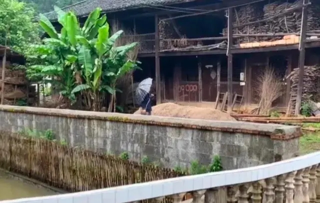 Anh nông dân đào được "vật thể lạ" màu vàng nặng hơn 20kg ở dưới ao rồi đem giấu: Vài ngày sau cảnh sát và chuyên gia tới nhà, suýt bị truy cứu vì phạm trọng tội - Ảnh 1. Anh nông dân đào được "vật thể lạ" màu vàng nặng hơn 20kg ở dưới ao rồi đem giấu: Vài ngày sau cảnh sát và chuyên gia tới nhà, suýt bị truy cứu vì phạm trọng tội - Ảnh 1.