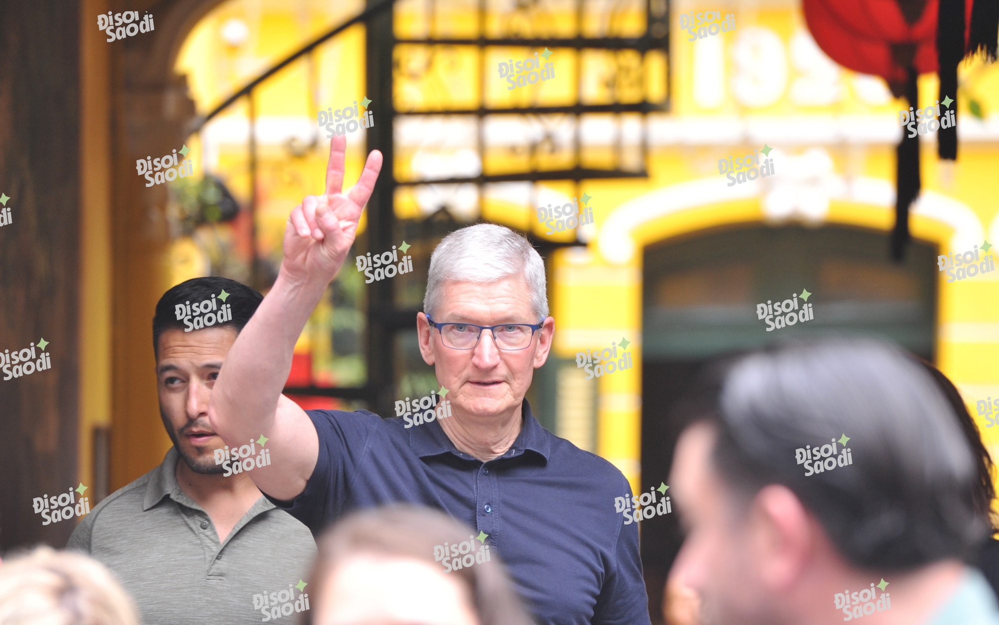 HOT: Những hình ảnh đầu tiên của CEO Apple Tim Cook tại Việt Nam - rời khách sạn 5 sao, đi cafe phố cổ - Ảnh 1.