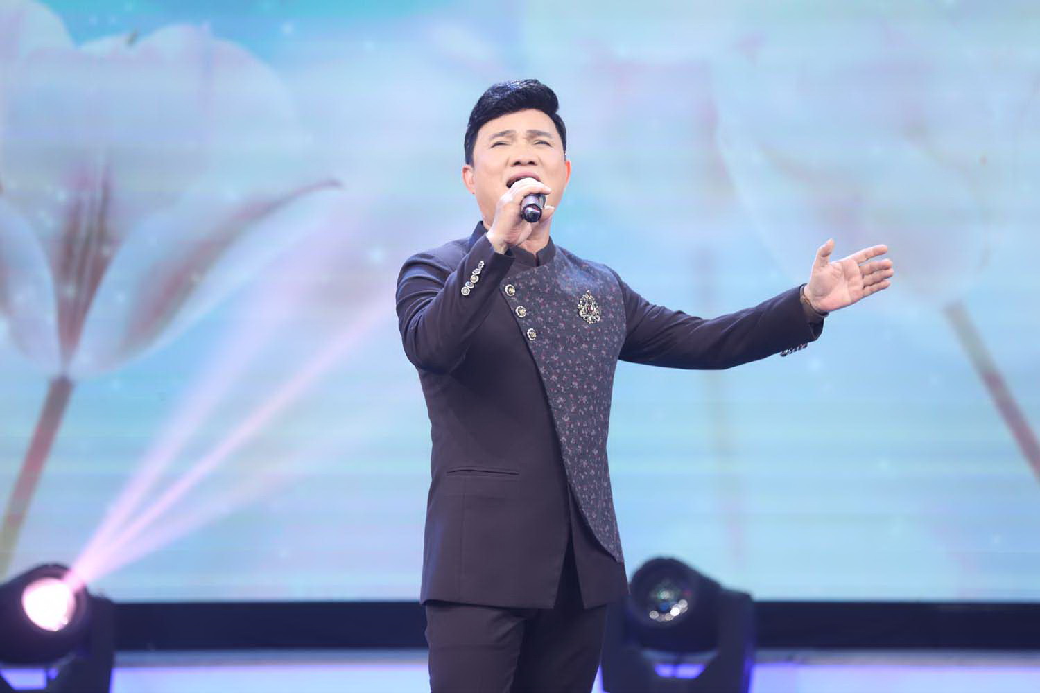 Nam ca sĩ U60 không vợ con, là đại gia ngầm Vbiz: Đồng nghiệp đồn 'hát một bài mua 4 căn nhà mặt tiền', thực hư ra sao?- Ảnh 2.