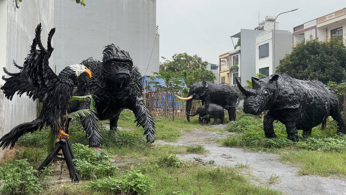 Ông chủ 'sở thú lốp xe' và đam mê sáng tạo từ vật liệu tái chế - Ảnh 1. Ông chủ 'sở thú lốp xe' và đam mê sáng tạo từ vật liệu tái chế - Ảnh 1.