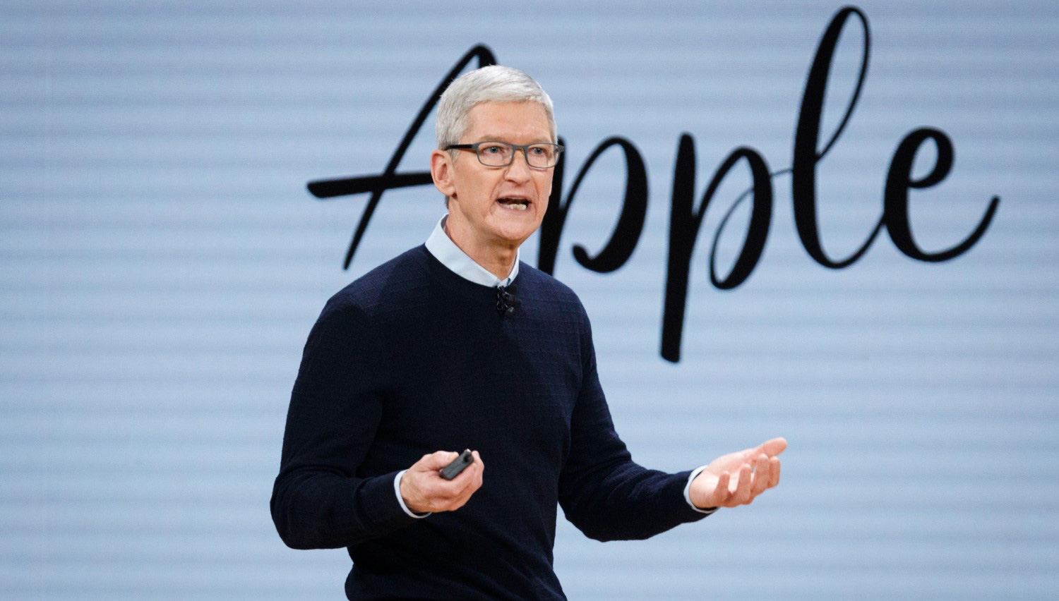 CEO Apple Tim Cook gặp ca sỹ Mỹ Linh, thưởng thức cà phê trứng ở Hà Nội - Ảnh 2. CEO Apple Tim Cook gặp ca sỹ Mỹ Linh, thưởng thức cà phê trứng ở Hà Nội - Ảnh 2.