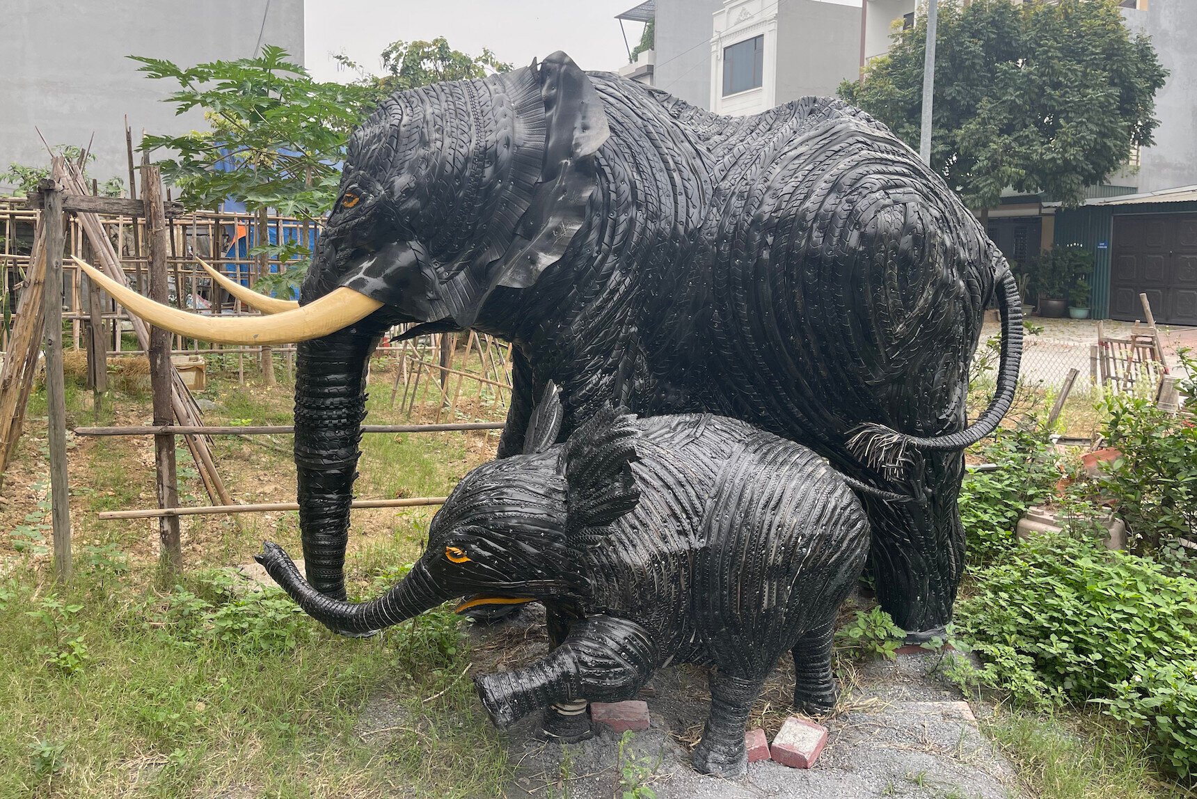 Ông chủ 'sở thú lốp xe' và đam mê sáng tạo từ vật liệu tái chế - Ảnh 5. Ông chủ 'sở thú lốp xe' và đam mê sáng tạo từ vật liệu tái chế - Ảnh 5.