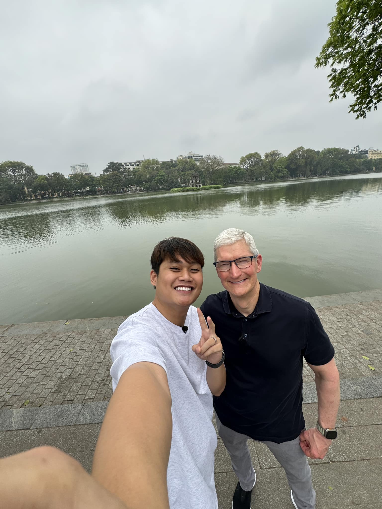 Ảnh của Tim Cook chụp với Duy Thẩm bị CĐM quốc tế nghi ngờ Photoshop- Ảnh 5. Ảnh của Tim Cook chụp với Duy Thẩm bị CĐM quốc tế nghi ngờ Photoshop- Ảnh 5.