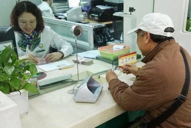 Vợ qua đời, cụ ông 95 tuổi đến ngân hàng rút sổ tiết kiệm 1 tỷ đồng thì ngã ngửa vì “không có quyền thừa kế”: Tòa án phán quyết bất ngờ - Ảnh 2. Vợ qua đời, cụ ông 95 tuổi đến ngân hàng rút sổ tiết kiệm 1 tỷ đồng thì ngã ngửa vì “không có quyền thừa kế”: Tòa án phán quyết bất ngờ - Ảnh 2.