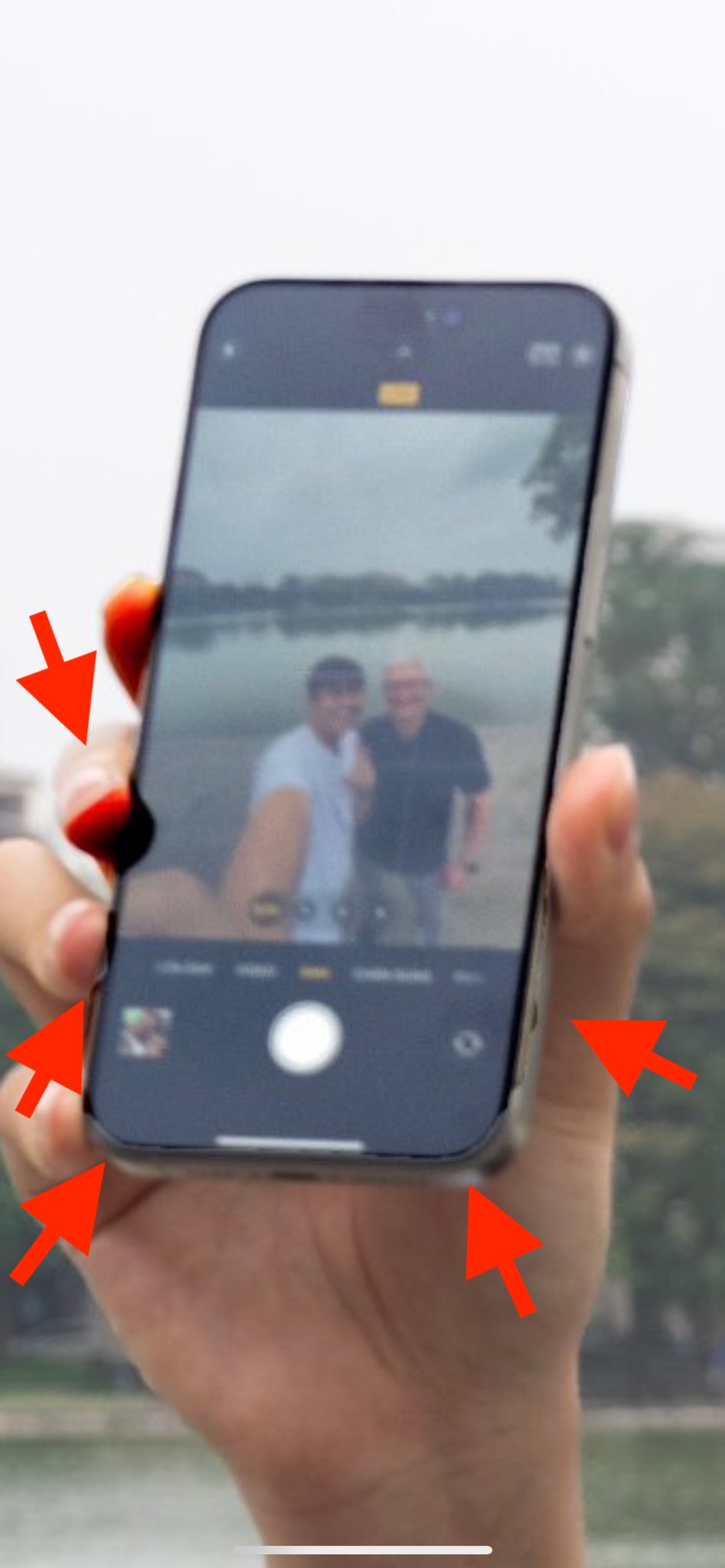 Ảnh của Tim Cook chụp với Duy Thẩm bị CĐM quốc tế nghi ngờ Photoshop- Ảnh 4. Ảnh của Tim Cook chụp với Duy Thẩm bị CĐM quốc tế nghi ngờ Photoshop- Ảnh 4.