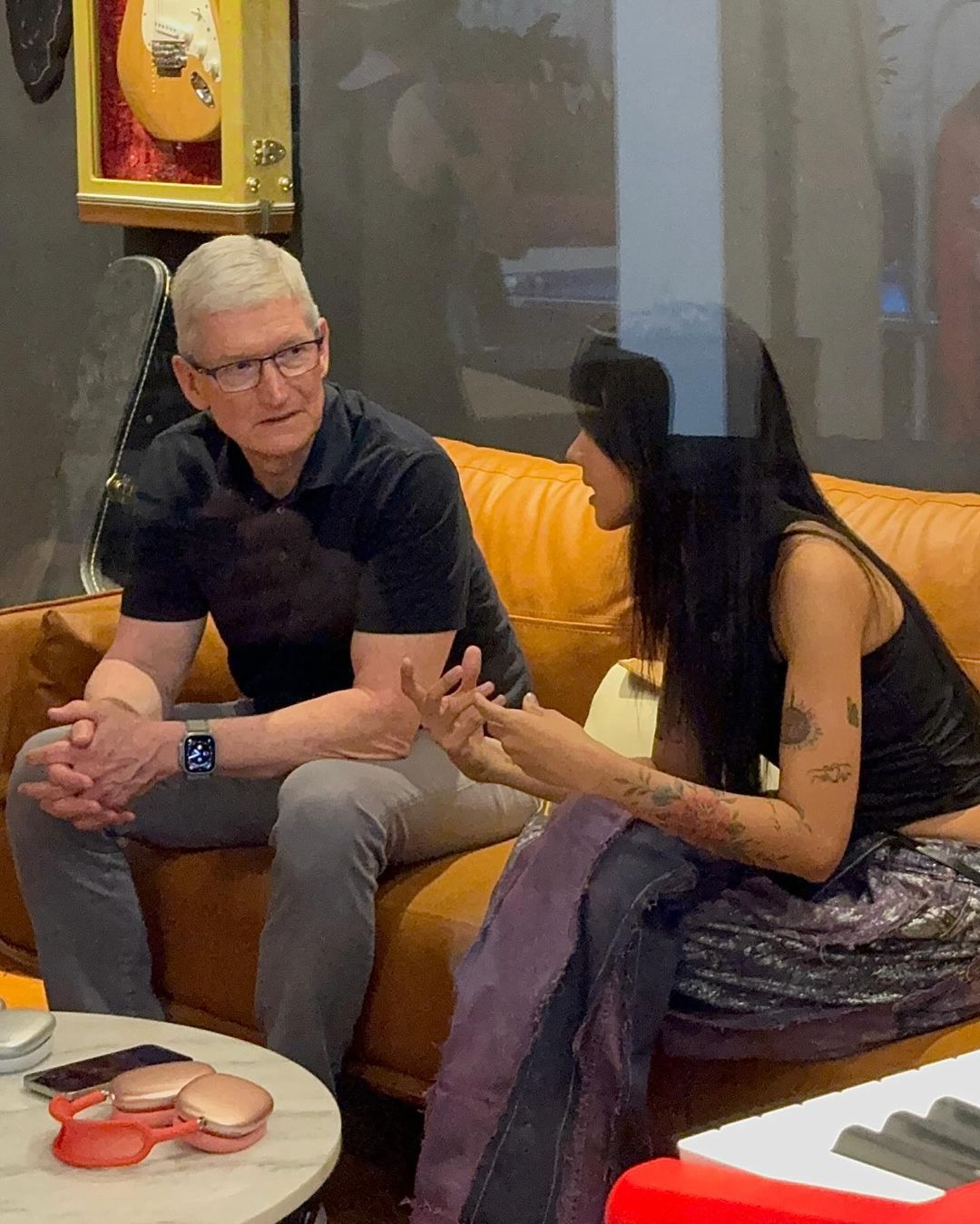 Suboi &quot;xả&quot; ảnh bên CEO Apple Tim Cook tại Hà Nội, hé lộ sản phẩm đặc biệt thu chục ngàn lượt like- Ảnh 2.