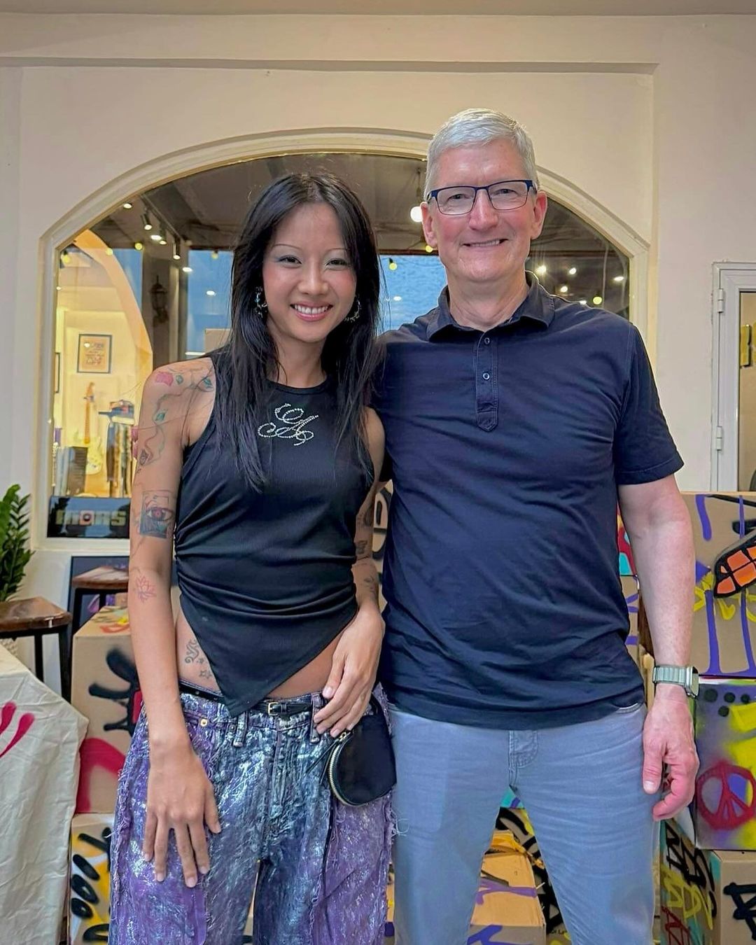 Suboi &quot;xả&quot; ảnh bên CEO Apple Tim Cook tại Hà Nội, hé lộ sản phẩm đặc biệt thu chục ngàn lượt like- Ảnh 1.