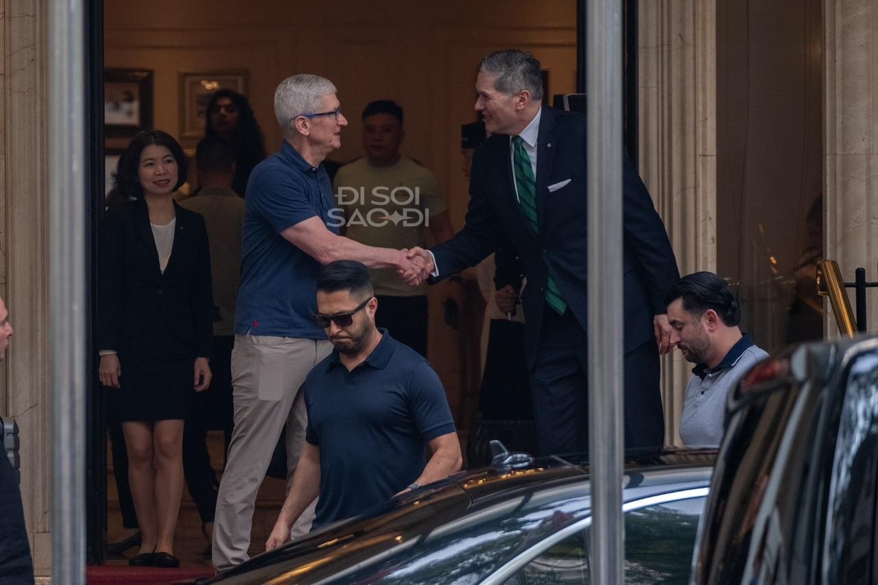 Clip: Cận cảnh CEO Tim Cook lên chuyên cơ riêng rời Việt Nam, kết thúc 2 ngày với lịch trình kín mít - Ảnh 3.