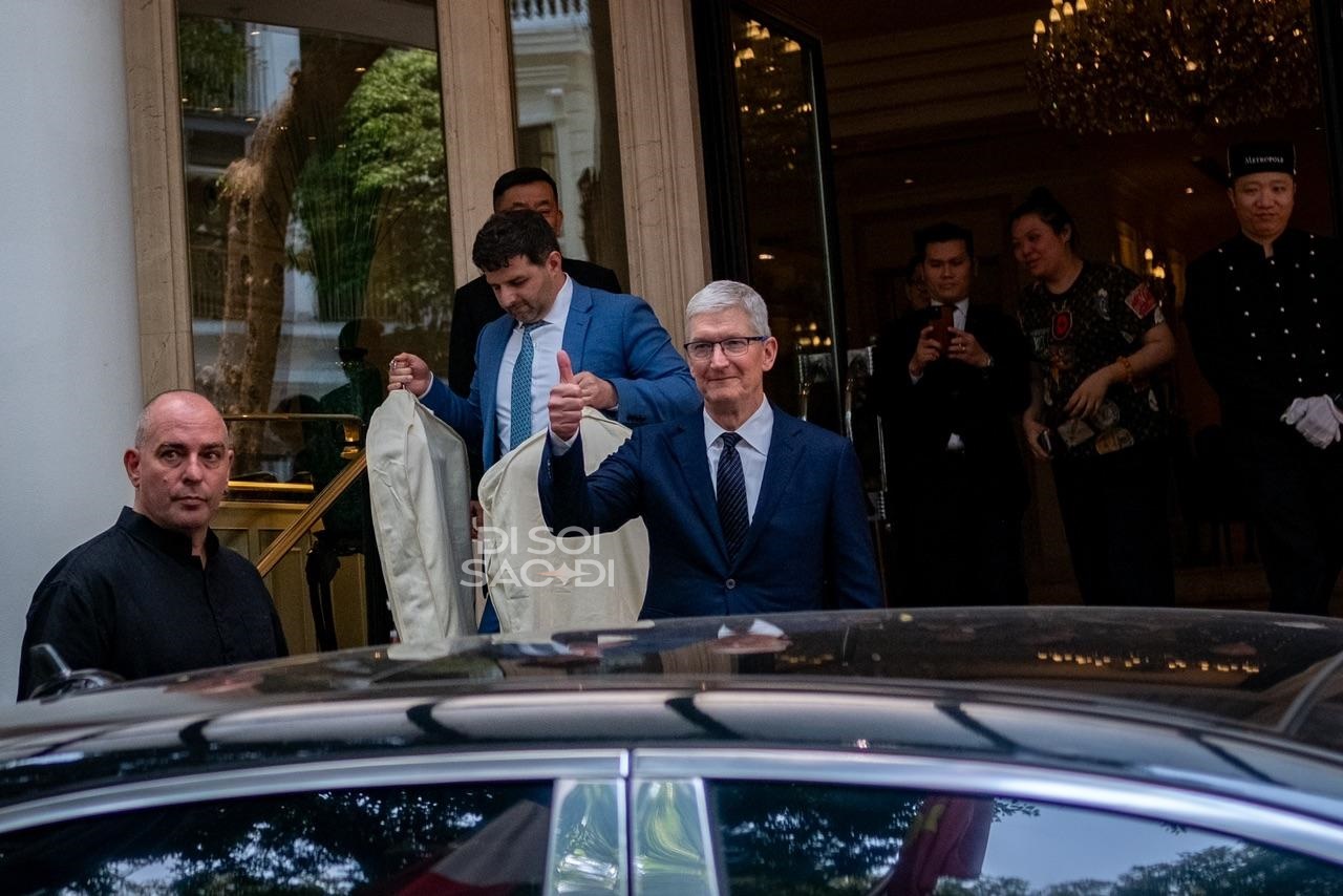 Clip: Cận cảnh CEO Tim Cook lên chuyên cơ riêng rời Việt Nam, kết thúc 2 ngày với lịch trình kín mít - Ảnh 13.