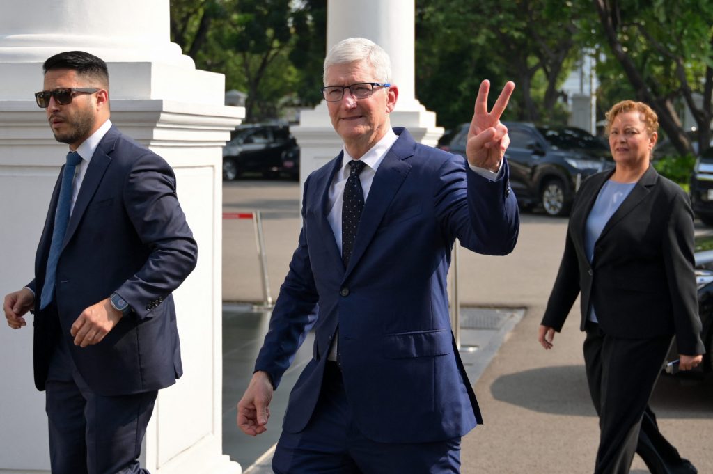 Vừa rời Việt Nam tức thì, CEO Apple Tim Cook đã tính chuyện mở nhà máy ở Indonesia: Nguyên nhân là sao?- Ảnh 1.