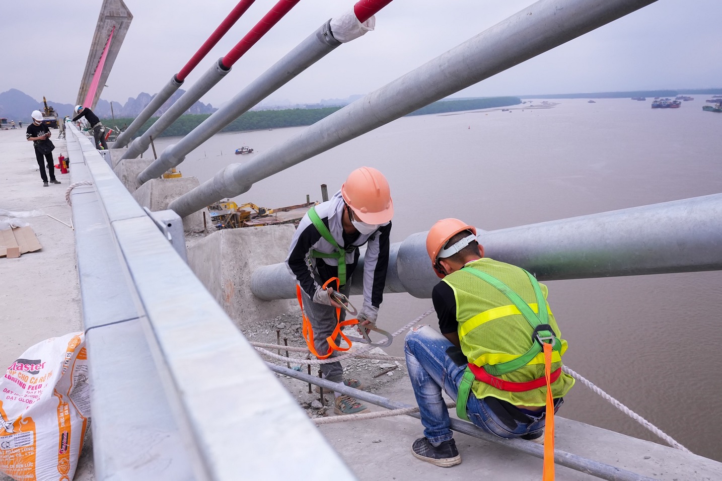 Cây cầu 2km trị giá gần 2.000 tỷ sắp về đích, phà sông lớn nhất miền Bắc đếm ngược ngày 'nghỉ hưu'- Ảnh 2. Cây cầu 2km trị giá gần 2.000 tỷ sắp về đích, phà sông lớn nhất miền Bắc đếm ngược ngày 'nghỉ hưu'- Ảnh 2.