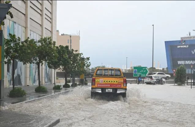 Lũ lụt trên… sa mạc, trung tâm tài chính mới của thế giới ngập trong mưa lũ là cảnh tượng thế nào? - Ảnh 1.