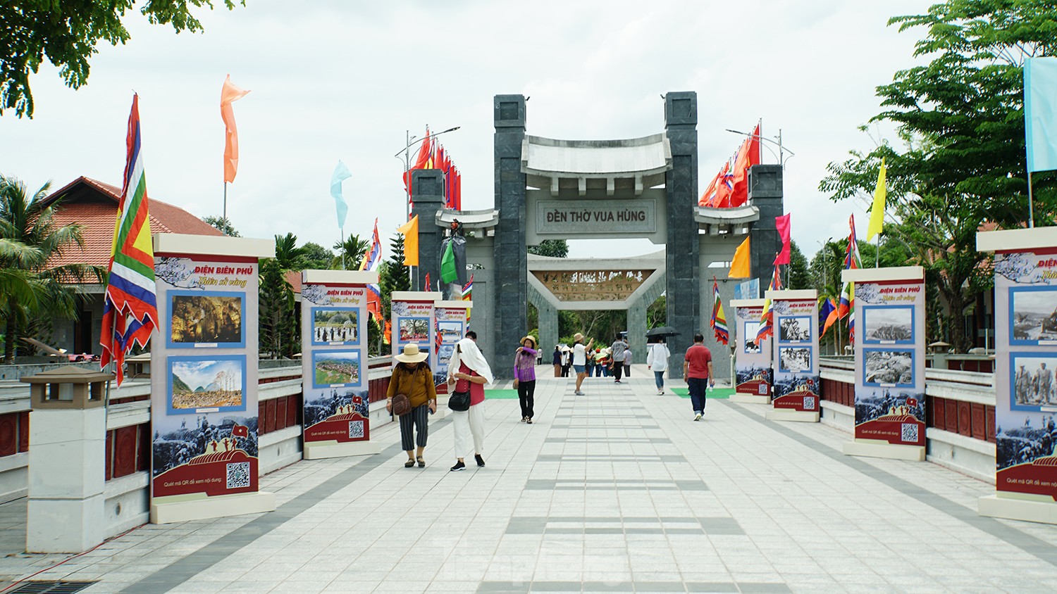 Đền thờ Vua Hùng tại Cần Thơ đông đúc trước ngày giỗ Tổ - Ảnh 17.